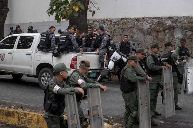 CAR06. CARACAS (VENEZUELA), 17/01/2018.- Miembros de la Guardia Nacional Bolivariana y la Policía Nacional Bolivariana custodian las inmediaciones de la morgue en donde está cuerpo del exagente Pérez hoy, miércoles 17 de enero de 2018, en Caracas (Venezuela). Decenas de agentes de la Policía Nacional Bolivariana custodian desde la mañana de hoy los alrededores de la principal morgue de Caracas, después de que familiares de Óscar Pérez, el exagente alzado contra el Gobierno chavista quien falleció el lunes, exigieran identificar su cuerpo. EFE/MIGUEL GUTIÉRREZ