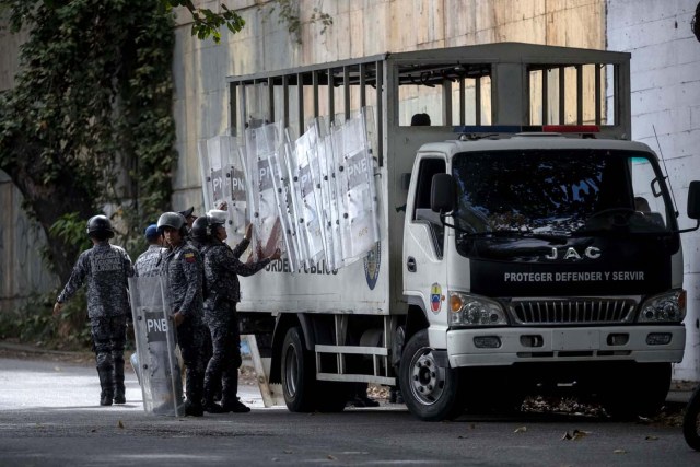 CAR08. CARACAS (VENEZUELA), 17/01/2018.- Miembros de la Guardia Nacional Bolivariana y la Policía Nacional Bolivariana custodian las inmediaciones de la morgue en donde está cuerpo del exagente Pérez hoy, miércoles 17 de enero de 2018, en Caracas (Venezuela). Decenas de agentes de la Policía Nacional Bolivariana custodian desde la mañana de hoy los alrededores de la principal morgue de Caracas, después de que familiares de Óscar Pérez, el exagente alzado contra el Gobierno chavista quien falleció el lunes, exigieran identificar su cuerpo. EFE/MIGUEL GUTIÉRREZ