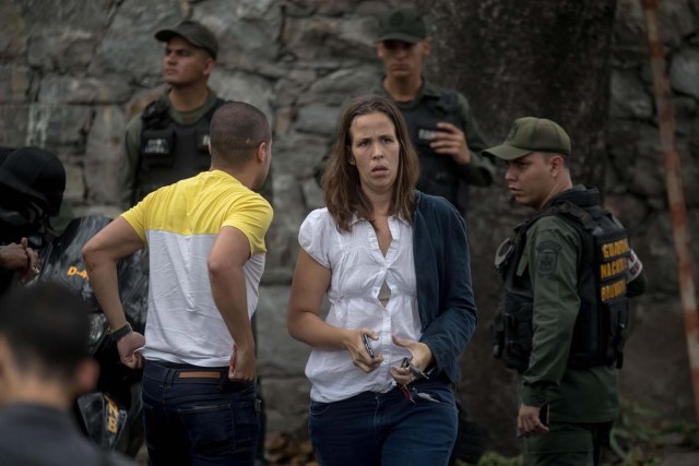 CAR15. CARACAS (VENEZUELA), 17/01/2018.- La diputada de la Asamblea Nacional Manuela Bolívar (c) camina en las inmediaciones de la morgue en donde está cuerpo del exagente Pérez hoy, miércoles 17 de enero de 2018, en Caracas (Venezuela). Decenas de agentes de la Policía Nacional Bolivariana custodian desde la mañana de hoy los alrededores de la principal morgue de Caracas, después de que familiares de Óscar Pérez, el exagente alzado contra el Gobierno chavista quien falleció el lunes, exigieran identificar su cuerpo. EFE/MIGUEL GUTIÉRREZ