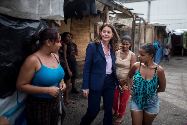 CAR16. CARACAS (VENEZUELA), 18/01/2018.- La aspirante a la presidencia de Colombia Marta Lucía Ramírez (2d) habla con vecinos de una localidad de bajos recursos hoy, jueves 18 de enero de 2018, en Caracas (Venezuela). Marta Lucía Ramírez llegó hoy a Venezuela en una visita que durará al menos dos días y en sus primeras declaraciones a los medios de comunicación en Caracas pidió a sus compatriotas evitar que Colombia atraviese una crisis como la venezolana. EFE/MIGUEL GUTIÉRREZ