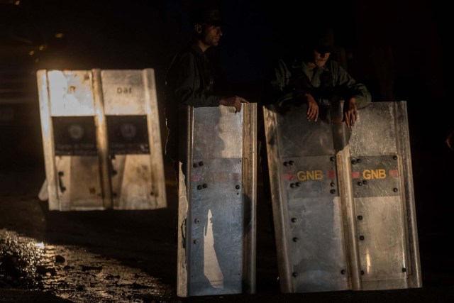 CAR003. CARACAS (VENEZUELA), 18/01/2018. Miembros de la Guardia Nacional Bolivariana (GNB) custodian las inmediaciones de la morgue hoy, jueves 18 de enero del 2018, en Caracas (Venezuela). Parlamentarios de la oposición venezolana denunciaron hoy que las autoridades han presionado a familiares del inspector de Policía Óscar Pérez y de los otros seis integrantes del grupo de sublevados que lideraba para que autoricen la cremación de sus cadáveres. EFE/Miguel Gutiérrez