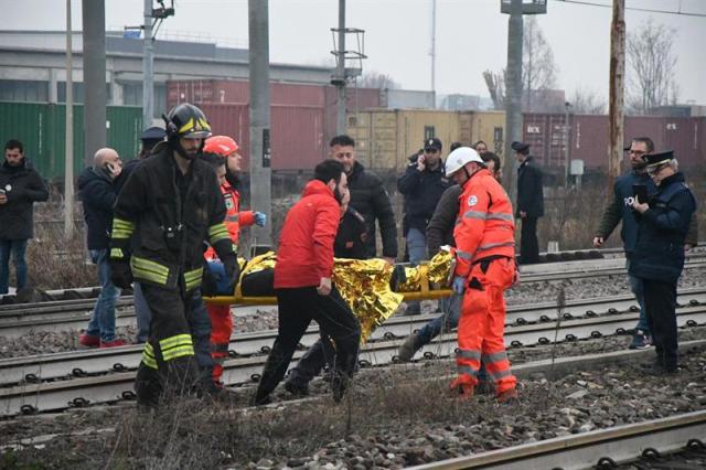 MILÁN (ITALIA), 25/01/2018.- Miembros de los servicios de emergencia evacúan a uno de los heridos después de que un tren descarrilara cerca de Milán (Italia) hoy, 25 de enero de 2018. Dos personas murieron hoy y un centenar resultaron heridas, diez de ellas en estado crítico, confirmaron a EFE fuentes de los servicios de emergencia. EFE/BENNATI