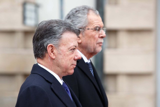 FWI297. VIENA (AUSTRIA), 26/01/2018.- El presidente austríaco, Alexander Van der Bellen (d), y su homólogo colombiano, Juan Manuel Santos, durante la ceremonia de bienvenida previa a su reunión en la sede de la Presidencia austríaca en Viena, Austria, hoy, 26 de enero de 2018. El mandatario colombiano llegó a la capital austríaca procedente de Davos, donde se ha reunido con líderes políticos y empresariales con una agenda marcadamente económica y para promover el desarrollo sostenible. EFE/ Florian Wieser