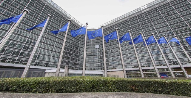 JW12 BRUSELAS (BÉLGICA) 12/08/2014.- Vista de la fachada de la sede de la Unión Europea en Bruselas (Bélgica) hoy, martes 12 de agosto de 2014. Los embajadores de la Unión Europea (UE) abordan hoy en una reunión extraordinaria el deterioro de la situación humanitaria en el norte de Irak y las acciones a tomar, entre ellas, el eventual envío de armas a los kurdos. EFE/Julien Warnand