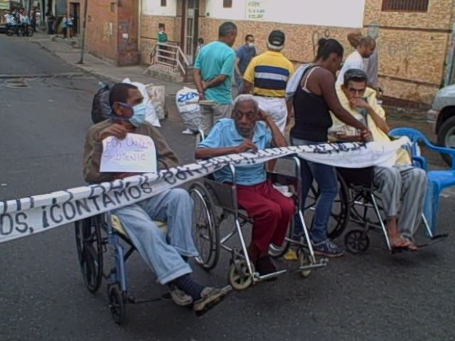 Comunidad y residentes del Ancianato Madre Marcelina Altavista cierran la calle por la basura (Fotos y Video)