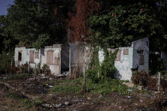 Los restos de una casa en un complejo abandonado de PdVSA en Ciudad Ojeda / foto Fabiola Ferrero para WSJ