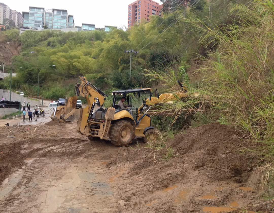 Restablecida vialidad en urbanización Lomas del Sol tras deslizamiento por ruptura de tubo matriz