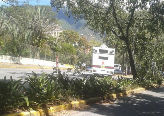 Instalan un murciélago de la GNB en la entrada de la UCV #22Ene (foto)