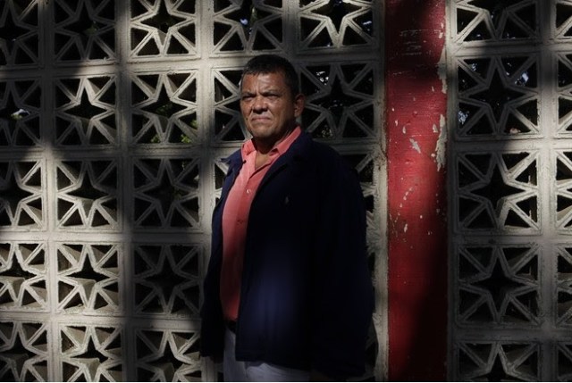 Héctor Berti, un activista local del sindicato petrolero, en la ciudad de PdVSA de Lagunillas el 9 de enero. Foto: Fabiola Ferrero para The Wall Street Journal