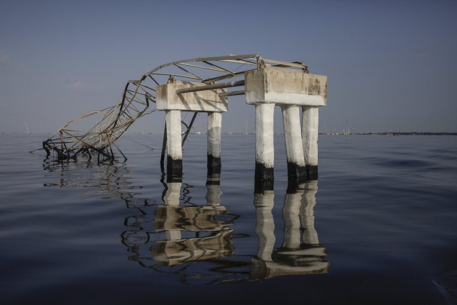 una plataforma petrolera inservible en el Lago de Maracaibo / Foto Fabiola Ferrero para WSJ