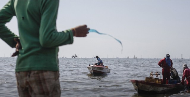 Pescadores regresan a la costa después de un día de recolección de camarones y cangrejos en el lago de Maracaibo el 8 de enero / foto Fabiola Ferrero para WSJ