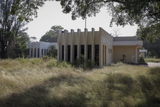 Una casa abandonada en lo que solía ser un complejo de viviendas Pdvsa en Ciudad Ojeda, en la región del Lago Maracaibo de Venezuela. Los trabajadores aquí una vez disfrutaron de los salarios más altos del país, beneficios de la compañía y escuelas élite / Foto Fabiola Ferrero para WSJ