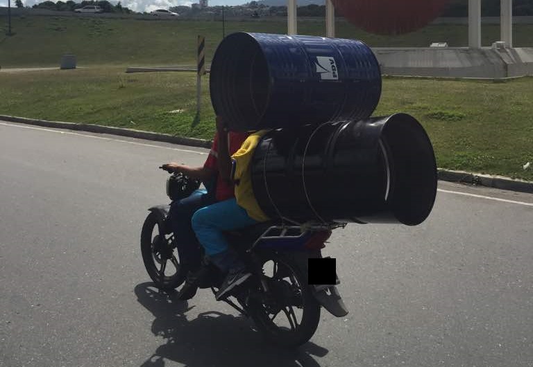 En la Francisco Fajardo: Motorizado + parrillero + dos enormes pipotes (foto)