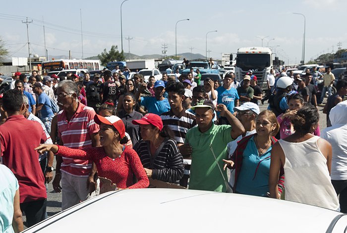 Vecinos desesperados protestan en Lara por falta de comida