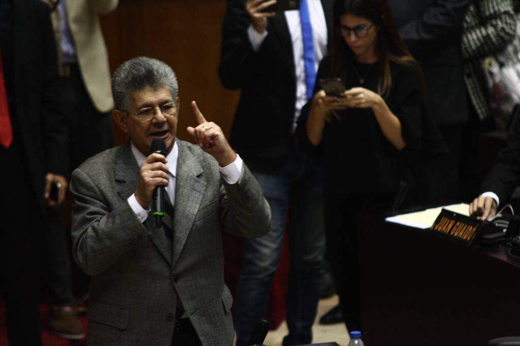 Ramos Allup: Si los militares le quitan el apoyo a Maduro, se cae de rabo y abre un hueco en el concreto (VIDEO)