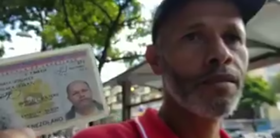 ¡Hecho en socialismo! Venezolano muestra su cédula de identidad para explicar cuánto peso ha perdido