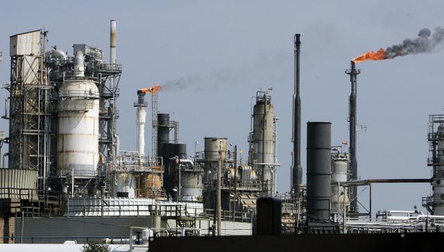 Galveston, UNITED STATES: An oil refinery is pictured 22 September 2005 on Galveston Bay in Texas City, TX. Hurricane Rita threatens a large portion of the US oil and gas operations industry in the Gulf of Mexico and along the Texas coast just weeks after a devastating blow to the sector from Katrina. Oil producers and refiners were attempting to secure their facilities in the face of a storm that threatens about 27.5 percent of the industry, said Red Cavaney, president of the American Petroleum Institute. AFP PHOTO/Robert SULLIVAN (Photo credit should read ROBERT SULLIVAN/AFP/Getty Images)