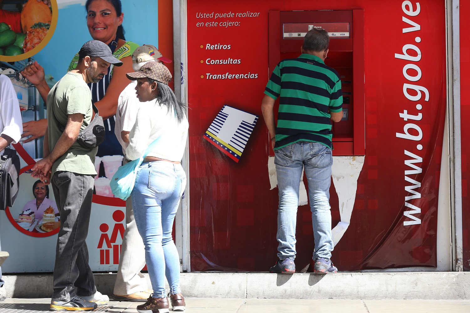 Así se vive en Caracas, donde conseguir efectivo es una odisea y comprar un refresco, un lujo