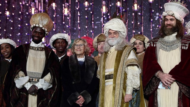 GRAF572. MADRID, 05/01/2018.- Los tres Reyes Magos, Melchor, Gaspar y Baltasar, y la alcaldesa de Madrid Manuela Carmena, al finalizar la cabalgata de Reyes que ha recorrido esta tarde el Paseo de La Castellana para finalizar en la Plaza de Cibeles. EFE/Mariscal