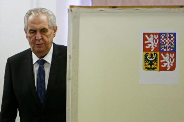 El actual presidente checo y candidato a la reelección, Milos Zeman, llega a votar en la segunda ronda, en Praga. DAVID W CERNYREUTERS