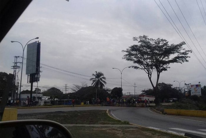 Protesta en la Intercomunal Barquisimeto Cabudare por escasez de alimentos #13Ene