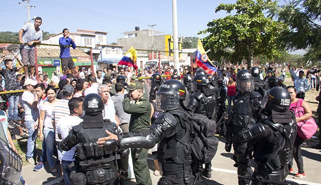 En Sevilla, una marcha comenzó pacificamente, pero terminó en un conato de disturbio que fue controlado por el Esmad.