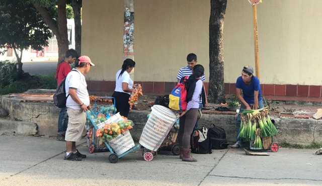 Cúcuta está repleta de vendedores informales venezolanos, quienes llegan en las mañanas a recorrer las calles cucuteñas, y luego retornan por el puente Simón Bolívar