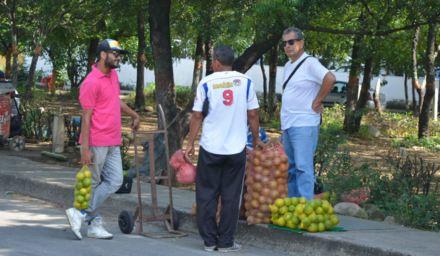 En los barrios también los vecinos han denunciado la presencia masiva de vendedores extranjeros.