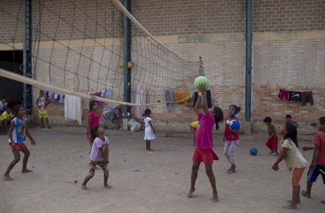 Venezuelan refugee children play inside a shelter in the city of Boa Vista, Roraima, Brazil, on February 24, 2018. When the Venezuelan migratory flow exploded in 2017 the city of Boa Vista, the capital of Roraima, 200 kilometres from the Venezuelan border, began to organise shelters as people started to settle in squares, parks and corners of this city of 330,000 inhabitants of which 10 percent is now Venezuelan. / AFP PHOTO / MAURO PIMENTEL