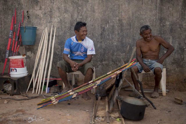 Venezuelan indigenous refugees are pictured at a shelter, while they make handcrafts to sell in the streets of Boa Vista, Roraima, Brazil, on February 24, 2018. When the Venezuelan migratory flow exploded in 2017 the city of Boa Vista, the capital of Roraima, 200 kilometres from the Venezuelan border, began to organise shelters as people started to settle in squares, parks and corners of this city of 330,000 inhabitants of which 10 percent is now Venezuelan. / AFP PHOTO / MAURO PIMENTEL