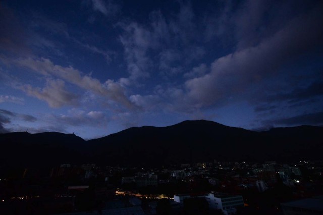 View of the Chacao neighborhood during a partial power cut in Caracas on February 6, 2018. / AFP PHOTO / FEDERICO PARRA