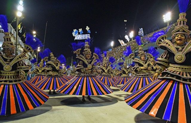 el carnaval se concibe como un paréntesis destinado a olvidar los problemas cotidianos, algunas escuelas de samba aprovecharon para mandar varios mensajes políticos. AFP PHOTO / Carl DE SOUZA