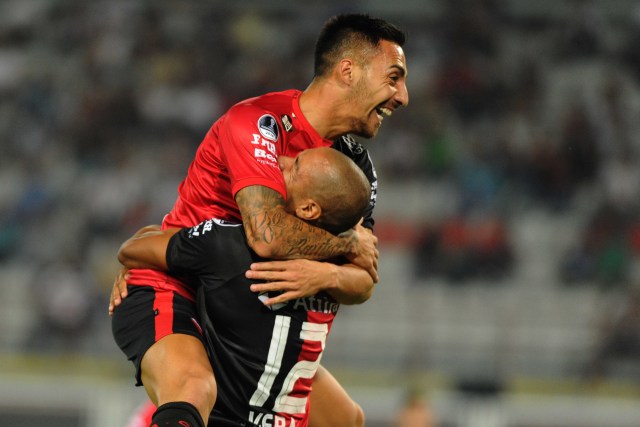  Marcelo Correa (L) celebrando triunfo con Diego Vera. Copa Sudamericana fútbol en Barinas, Venezuela on February 13, 2018.  / AFP PHOTO / GEORGE CASTELLANOS