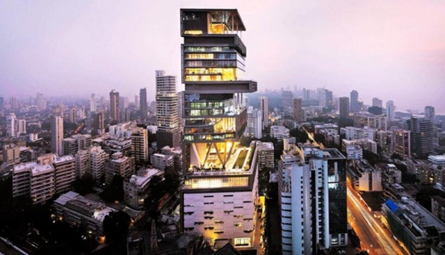 En Antilla Munbai –en India-, el empresario Mukesh Ambani creó ‘Atilia’, un edificio de 27 pisos, 4.532 metros cuadrados en su superficie y un valor de mil millones de dólares. La edificación está diseñada para soportar un terremoto de 8 grados de magnitud. (Foto: Captura de YouTube)