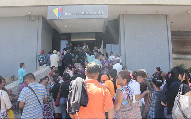 Los pensionados y jubilados toman las entidades bancarias hasta con un día anticipación para cobrar. (Fotos: José Gil) 