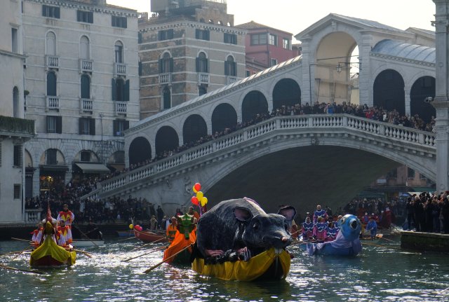 Venetians row during the masquerade parade on the Grand Canal during the Carnival in Venice, Italy January 28, 2018. REUTERS/Manuel Silvestri