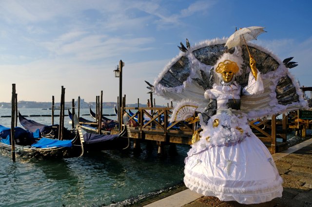 A masked reveller poses during the Venice Carnival, Italy, February 4, 2018. REUTERS/Manuel Silvestri