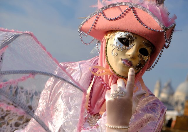 A masked reveller poses during the Venice Carnival, Italy, February 4, 2018. REUTERS/Manuel Silvestri