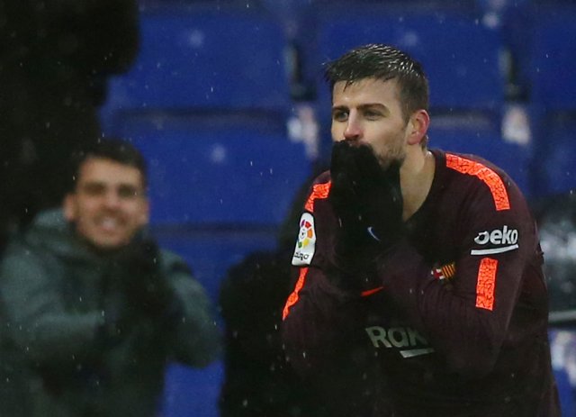 Soccer Football - La Liga Santander - Espanyol vs FC Barcelona - RCDE Stadium, Barcelona, Spain - February 4, 2018 Barcelona’s Gerard Pique celebrates scoring their first goal REUTERS/Albert Gea