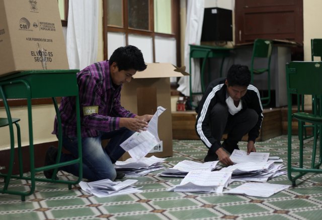 Electoral workers count ballots after a referendum on whether to prevent unlimited presidential re-election, in Quito, Ecuador February 4, 2018. REUTERS/Daniel Tapia NO RESALES. NO ARCHIVES.