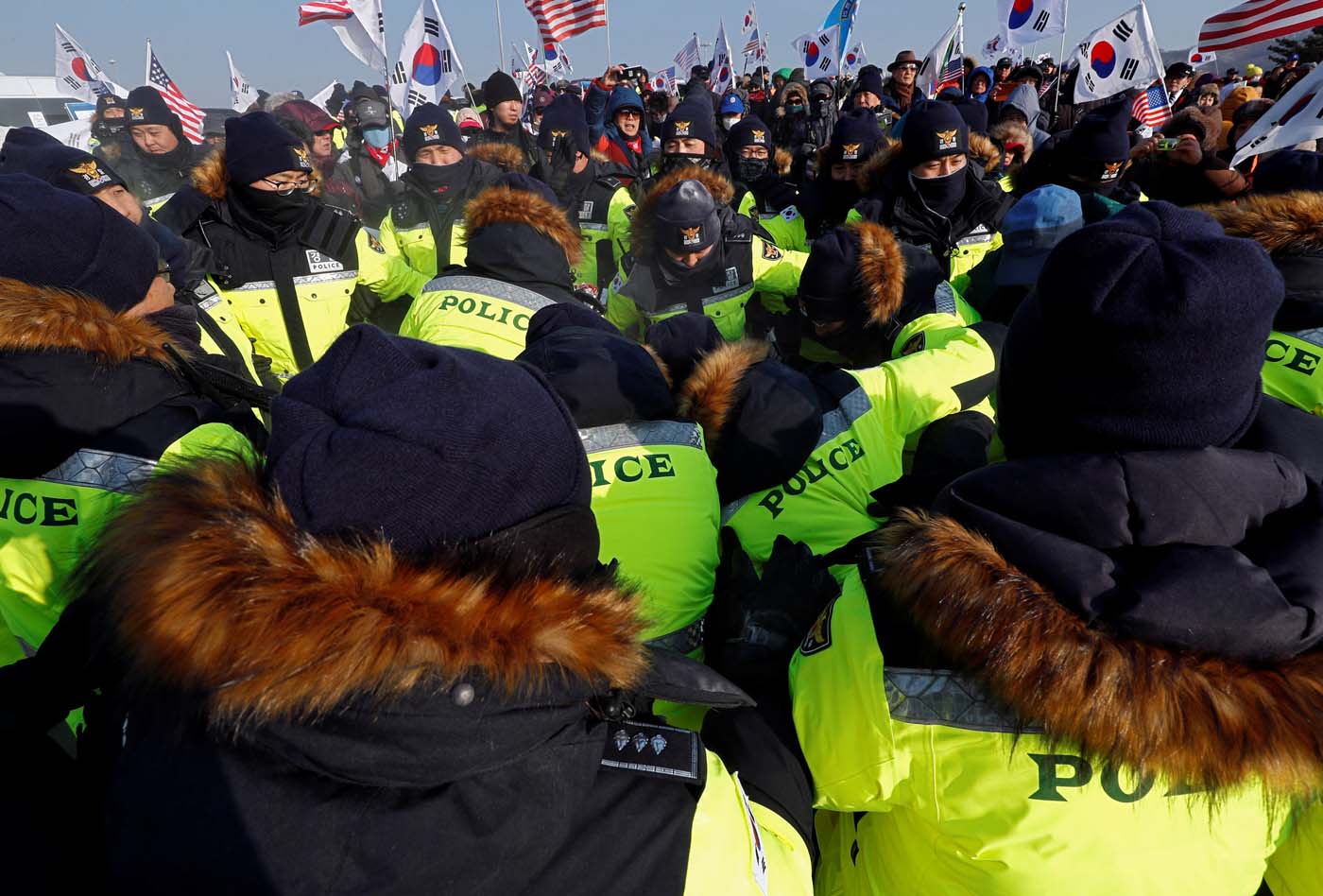 Detenidos estudiantes surcoreanos por protestar dentro del consulado de Japón