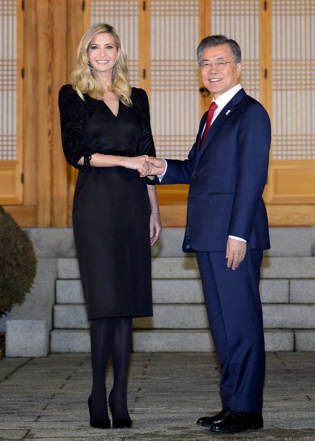 El presidente de Corea del Sur, Moon Jae-In, estrecha la mano de Ivanka Trump durante su cena en la Casa Azul Presidencial en Seúl, Corea del Sur, el 23 de febrero de 2018. REUTERS / Kim Min-Hee / Pool