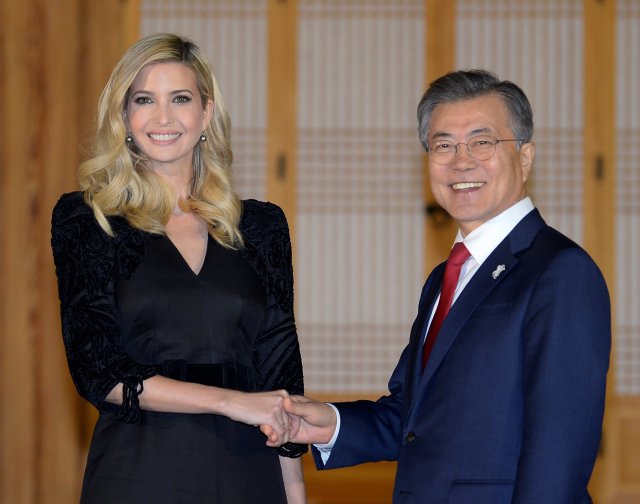 El presidente de Corea del Sur, Moon Jae-In, estrecha la mano de Ivanka Trump durante su cena en la Casa Azul Presidencial en Seúl, Corea del Sur, el 23 de febrero de 2018. REUTERS / Kim Min-Hee / Pool