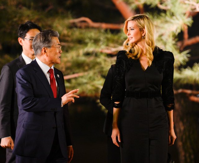 El presidente surcoreano, Moon Jae-In, habla con Ivanka Trump durante su cena en la Casa Azul presidencial en Seúl, Corea del Sur, el 23 de febrero de 2018. REUTERS / Kim Min-Hee / Pool