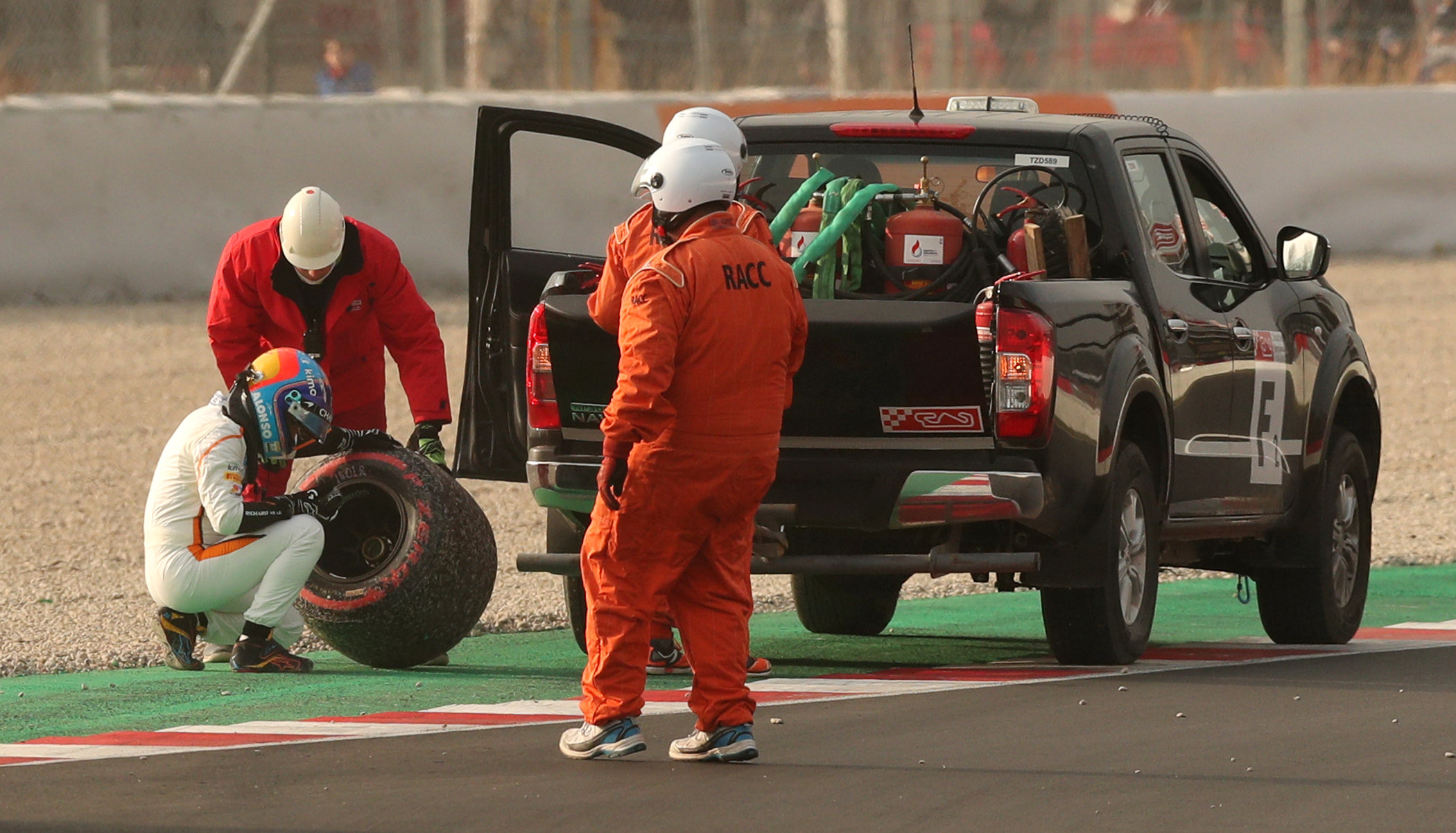 Una tuerca defectuosa y el mal tiempo rompen la agenda de Fernando Alonso (Fotos y Video)