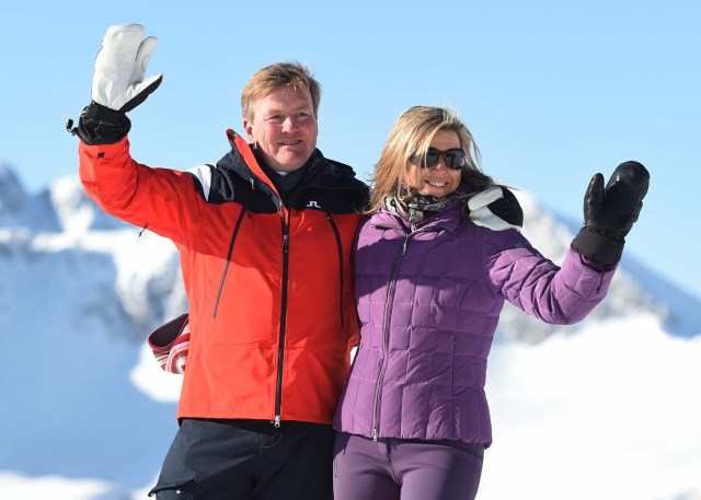 El rey Willem-Alexander y la reina Máxima de los Países Bajos posan durante una sesión de fotos en la estación de esquí alpino de Lech am Arlberg, Austria, el 26 de febrero de 2018. REUTERS / Andreas Gebert