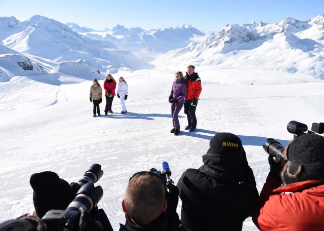 El Rey Willem-Alexander y la Reina Máxima de los Países Bajos posan con sus hijas la Princesa Catharina-Amalia, la Princesa Alexia y la Princesa Ariane durante un photocall en la estación de esquí alpino de Lech am Arlberg, Austria, 26 de febrero de 2018. REUTERS / Andreas Gebert