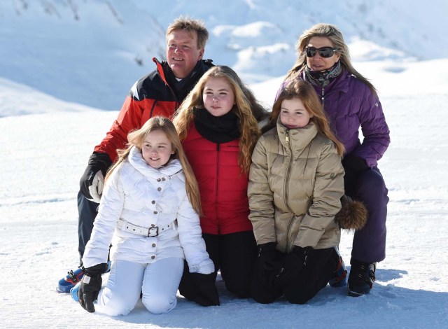 El Rey Willem-Alexander y la Reina Máxima de los Países Bajos posan con sus hijas la Princesa Ariane, la Princesa Alexia y la Princesa Catharina-Amalia durante un photocall en la estación de esquí alpino de Lech am Arlberg, Austria, 26 de febrero de 2018. REUTERS / Andreas Gebert