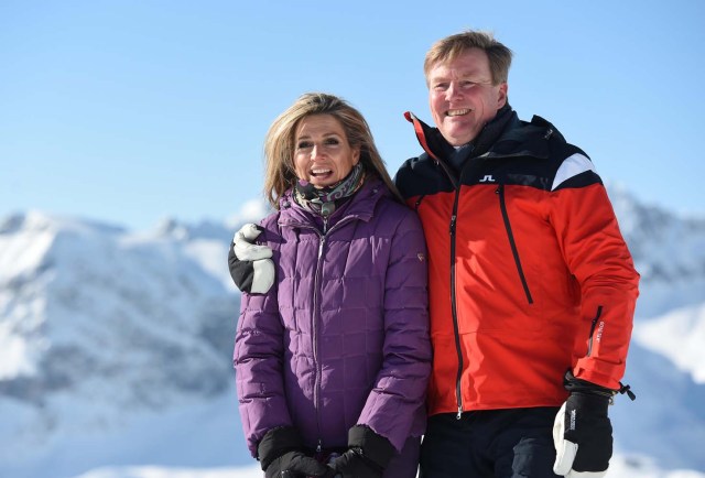 El rey Willem-Alexander y la reina Máxima de los Países Bajos posan durante una sesión de fotos en la estación de esquí alpino de Lech am Arlberg, Austria, el 26 de febrero de 2018. REUTERS / Andreas Gebert