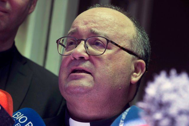 El enviado especial del Vaticano, el arzobispo Charles Scicluna, habla con los medios luego de reunirse con víctimas de abusos sexuales presuntamente cometidos por miembros de la iglesia, en Santiago, Chile, el 20 de febrero de 2018. REUTERS / Claudio Santana